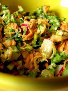 Składniki (na 2 porcje) 2 duże liście kapusty pekińskiej 1 marchewka 2 rzodkiewki biała część z 1 pora 2 łodygi natki selera 1 łyżeczka oliwy z oliwek extra virgin BIO Biofuturo...