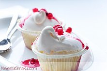 Babeczki z bezą i syropem z granatów

Babeczki:
•125 g miękkiego masła
•2/3 szklanki (150 g) drobnego cukru
•1 łyżeczka ekstraktu z wanilii
•2 jajka, w temperaturze pokojowej
•1...