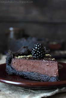 Czekoladowa tarta z jeżynami