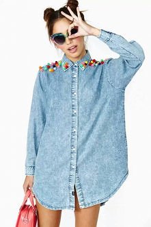 pomysł na koszulę - zamiast ćwiekow pompony ♡