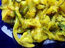 OGÓRKI SMAZONE Z CURRY 

Składniki (na 2 porcje):
- 2 spore ogórki surowe,
- 1 ząbek czosnku,
- 1 łyżka oliwy lub ulubionego oleju,
- 1 łyżeczka curry w proszku lub w paście,
- ...