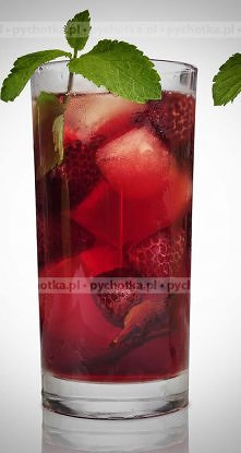 Drink z rumu soku ananasowego i truskawkowego