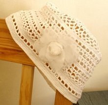 Czapeczka ykonana na szydełku z bawełny dla małej księżniczki :)
