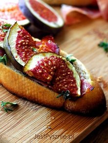 Crostini z figą i szynką - sezon na świeże figi nie trwa długo, korzystaj z niego póki się da! Po przepis kliknij w Zszywkę!