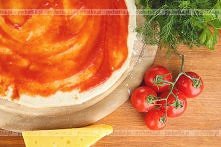 Pizza z wędzoną makrelą i jabłkami