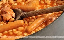 Fasola z mieloną wołowiną, parówkami i pomidorami