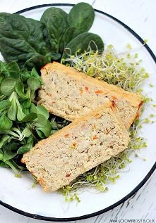 pasztet rybny

Składniki:

* 500 g filetu ﻿﻿﻿﻿z﻿ łososia *
* 500 g filetu z﻿ dorsz﻿a bałtyckiego *
* 1 cebula
* 1 mała marchewka
* 1/2 pietrusz﻿ki
* 2 duż﻿﻿e z﻿ąbki cz﻿osnku
* 3...