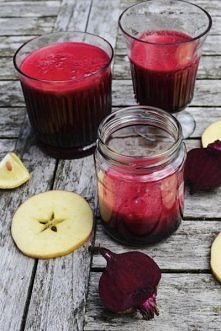 . Koktajl detoksykujący z buraków

Bardzo skutecznie oczyszcza organizm z toksyn, dostarcza solidnej dawki witaminy C, wpływa moczopędnie, przez co niweluje uczucie obrzmienia i...