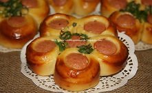 Drożdżowe kwiatki z parówką 
Składniki na ciasto 
na ok. 15szt.*
1/2 kg mąki
1 szklanka mleka
5 dag drożdży
5 łyżek oleju
3 łyżki cukru
szczypta soli
1 jajko

15 parówek wcześni...