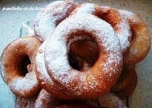 OPONKI SEROWE Składniki: 0,5 kg sera białego dobrze zmielonego 0,5 kg mąki pszennej 0,5 szklanki cukru 2-3 jajka 2 łyżki gęstej śmietany 1 łyżeczka sody oczyszczonej 1 łyżeczka ...