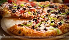 Pizza z wątróbką drobiową oliwkami i pomidorami