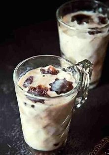 Składniki (dla 2 osób):
ok. 200 ml mocnej kawy
2 banany
400 ml zimnego mleka

Wykonanie:
Zaparzoną, ostudzoną kawę rozlewamy w formie do mrożenia kostek lodu.
Zamrażamy.
Przed p...