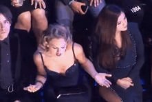 GIF
Taylor Swift chyba za dużo wypiła :DD