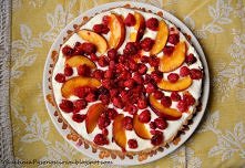 tarta z białą czekoladą, malinami i nektarynkami