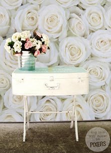 Białe róże to synonim delikatności - również we wnętrzach.