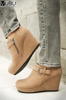 Kliknij w zdjęcie by przejść do sklepu. Na naszym FB odbierz kod na darmową dostawę :)
Beżowe botki na koturnie