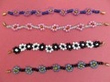 PULSERA DE FLORES CON CHAQU...