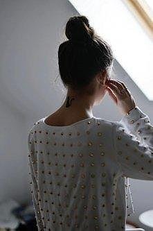 Bluza w ćwieki ^^ 
+ ten tatuaż z tyłu karku *.* Świetny ! ;D