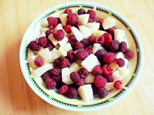 Dzisiejsze II śniadanko *=* <3 Sałatka owocowa:* z dwóch gruszek I szklanki malin:> PYCHA PYCHA PYCHA!!! Brak mi słów zeby opisać jakie to było :D :* mmmmmmmmmmmmm...