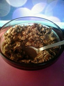 pyszna zdrowa przekąska. czekoladowa ♥ wystarczy zmieszac platki owsiane, kakao, wiórki kokosowe, rodzynki i jeszcze np. slonecznik sezam, mak. do smaku. pozniej dolac troche ml...