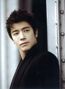 Lee Dong Hae, piosenkarz (S...