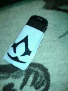 filcowy pokrowiec na telefon Assasin's creed