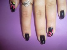 paznokcie kwiaty na czarnym