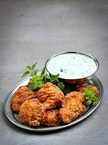 Nuggetsy z kurczka z dipem twarogowo ziołowym 

* 2 filety z kurczaka
* 2 łyż...