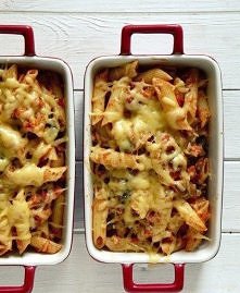 ZAPIEKANKA MAKARONOWA Z SZYNKA I PIECZARKAMI.

Składniki na 4 porcje:

300 g makaronu penne
2-3 łyżki oleju rzepakowego
1 duża cebula
4 ząbki czosnku
500 g pieczarek
sól, pieprz...