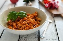 Bardzo prosty przepis na pyszny sos pomidorowy. Doskonale pasuje do makaronu,...