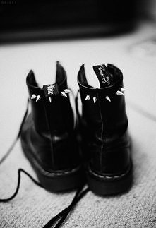 Ambitne plany: kopać jesienne, żółte liście w nowych, czarnych glanach ;)
Nie wiem jak Wy, ale ja się rozmarzyłam ;d