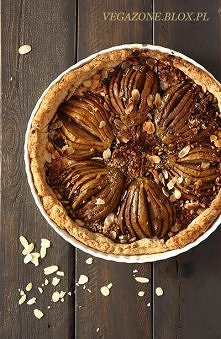 TARTA ORZECHOWA Z CHAŁWĄ I GRUSZKAMI