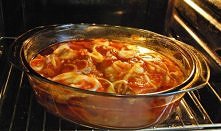 KARKÓWKA W COLI
Składniki:
1kg karkówki (tak samo można zrobić schab), 3-4 duże cebule, vegeta, delikat czerwony lub inne lubiane przyprawy, sól, pieprz, olej, 1 szklanka ketchu...