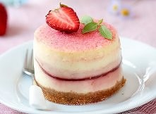 Słodki deserek z truskawką .