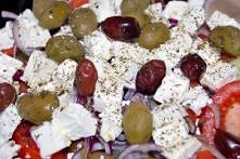 Sałatka grecka

Składniki:
- 1x Ser Feta (1 opakowanie, czyli około 250g-280g)
- 2x Pomidor
- Pomidorki koktajlowe ( lub truskawkowe)- 1 opakowanie
- 1-2x Ogórek szklarniowy
- 1...