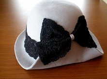 Mój pierwszy wykonany projekt, kapelusz z filcu koloru szaro-gołębiego oraz czarnej koronki. :) Do noszenia kokardą po lewej stronie głowy/czoła. :)