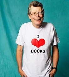 Tego pana znają chyba wszyscy, nawet jeżeli nie czytaliście nigdy jego książek, to na pewno słyszeliście o jego pisarstwie. Jego życiową dewizą jest: „Jeśli piszesz coś, za co k...