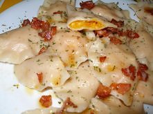 JESIENNE PIEROGI Z DYNIĄ HOKKAIDO I Z BIAŁYM SEREM

Farsz:
- 1 nieduża dynia typu Hokkaido,
- 250 g białego sera chudego,
- 1 cebula,
- 1-2 ząbki czosnku, 
- olej, sól, pieprz

...