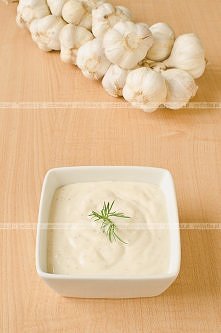 Sos śmietankowy z czosnkiem-Składniki:
 
4 szkl tłustej śmietany
2 łyżeczki zmiażdżonego czosnku
2 łyżeczki posiekanych szalotek
sól
pieprz
 Sos Smietanowy Z Czosnkiem
Sposób wy...