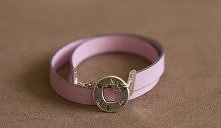 Bransoletka z płaskiego rzemyka z zawieszką! 

Cena: 8 zł.