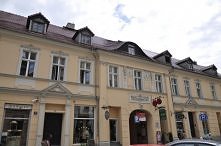 Poznań, ul.Wrocławska 25. 
Najstarszy budynek hotelowy w Poznaniu.
Hotel Saski. Wybudowany w latach 1796-1797. Najznamienitszy gość - Napoleon Bonaparte, w czasie odwrotu spod Moskwy.