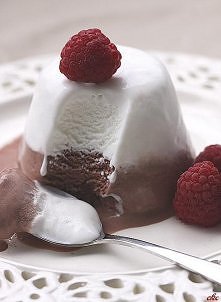 Semifreddo z czekoladą i wanilią
Składniki na 4-6 porcji:
100 g czekolady mlecznej lub gorzkiej
500 ml śmietanki 36%
2 duże jajka
130 g drobno mielonego cukru
1 łyżeczka ekstrak...