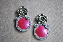 Kolczyki sutasz, kolorowa pastylka i duży dekoracyjny sztyft.