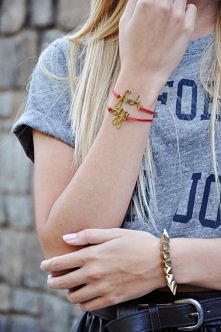 bransoletki z napisam FUCK OFF