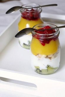 Deser z mango w słoiku:
Składniki (na 3 porcje):

    2 kiwi
    3 biszkopty lub ciasteczka owsiane (można również dać podprażone na suchej patelni płatki owsiane)
    1 mały jo...