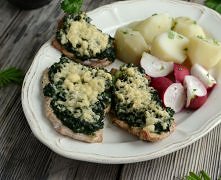 Schab pod szpinakową pierzynką :
 Składniki:

    schab 300g,
    szpinak mrożony 200g,
    1 ząbek czosnku,
    1 cebula,
    ser zółty 50g,
    sól,
    pieprz,
    gałka musz...