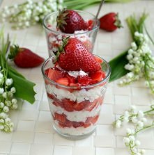 Płatki ryżowe z truskawkami:
 Składniki:

    truskawki 100g,
    wiórki kokosowe 2 łyżeczki,
    100 ml mleka,
    1/2 szklanki płatków ryżowych Kupiec,
    cukier 1 łyżeczka

...