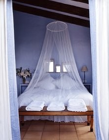 łóżko z baldachimem :3