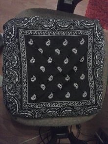 Potrzebne:
2x bandany
Poduszka
Zamek
Igła
Nici (kol. w zależności jaką macie)
Nożyczki (tylko do ucinania nici)
Wykonanie:
 Zamek wszyj na lewej stronie i 1 boku bandan, aby był...