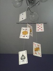 Potrzebne:
Karty do gry w parzystej liczbie  (co najmniej 2)
Nitka
Taśma klejąca
Wykonanie:
Przyklej do karty taśmą klejącą nitkę.
Do karty przyklej drugą kartę odwróconą tyłem ...